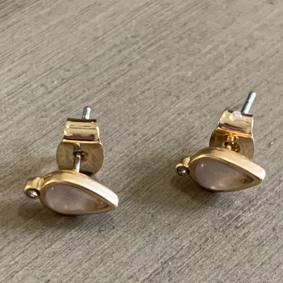 Lucky Brand teardrop pearl & gold tone studs, NEW - Picture 3 of 5